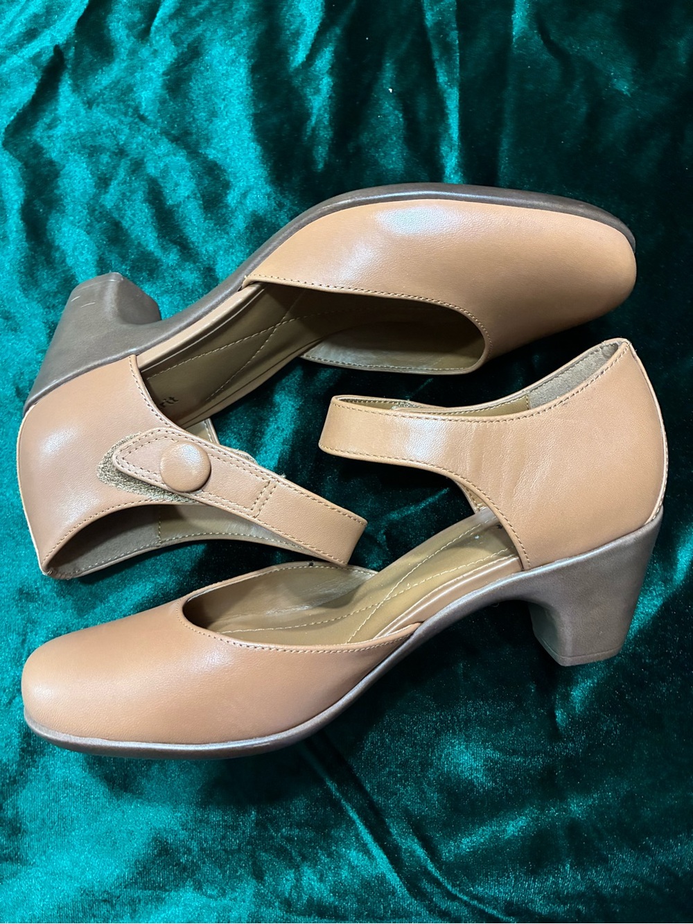 Easy Spirit Womens Camel Tan Button-Strap Block Heel Pumps Size 8.5